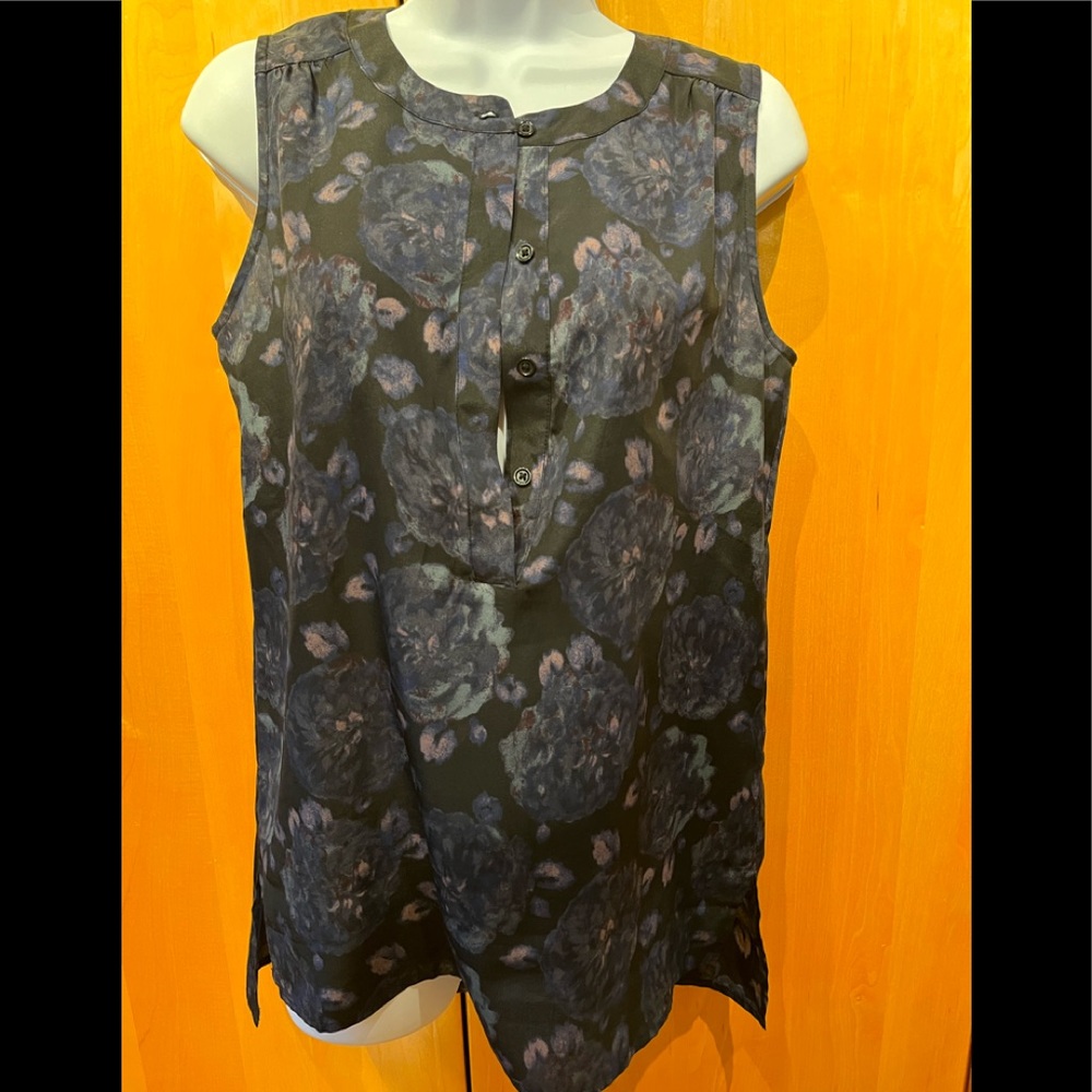 Loft brand woman’s size xs fl print sleeveless top. No tags